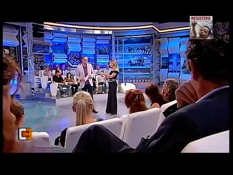 Giulia Innocenzi presenta il suo libro Meglio fottere che farsi comandare da questi'
