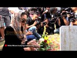 Bebas, Nikita Mirzani Ziarah Ke Makam Olga Syahputra
