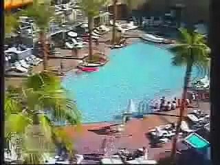 Omg ! un homme faire pipi dans pisine!