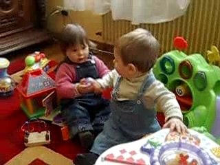 Margot et Valentino joue ensemble...