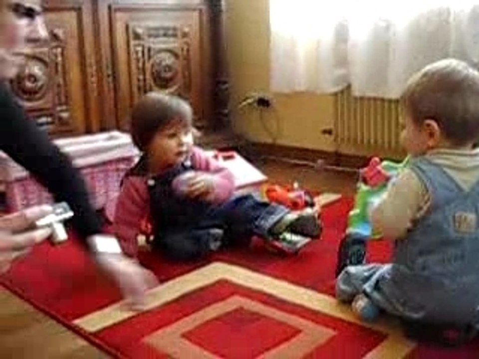 Margot et Valentino joue ensemble...2