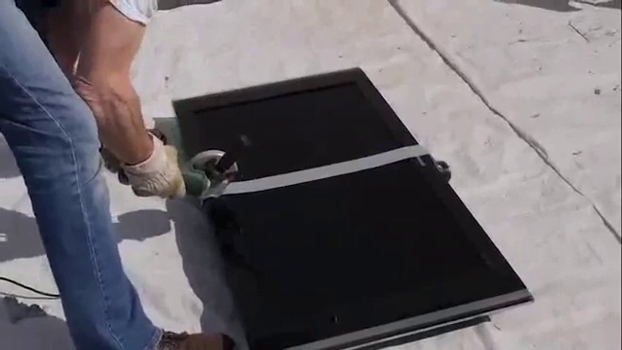 Il coupe tous ses objets en deux pour se venger de son ex