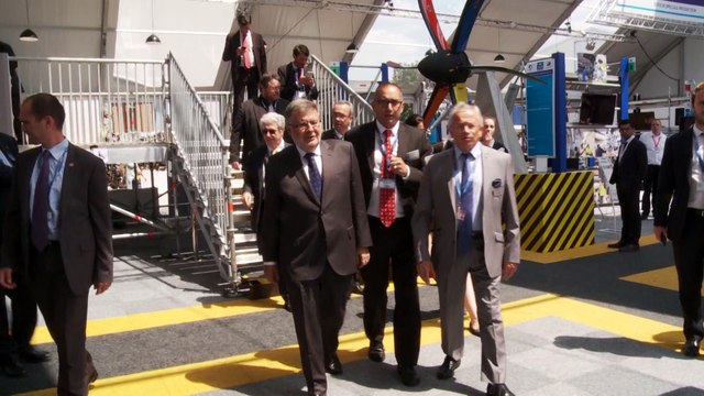 Alain Vidalies visite le salon du Bourget