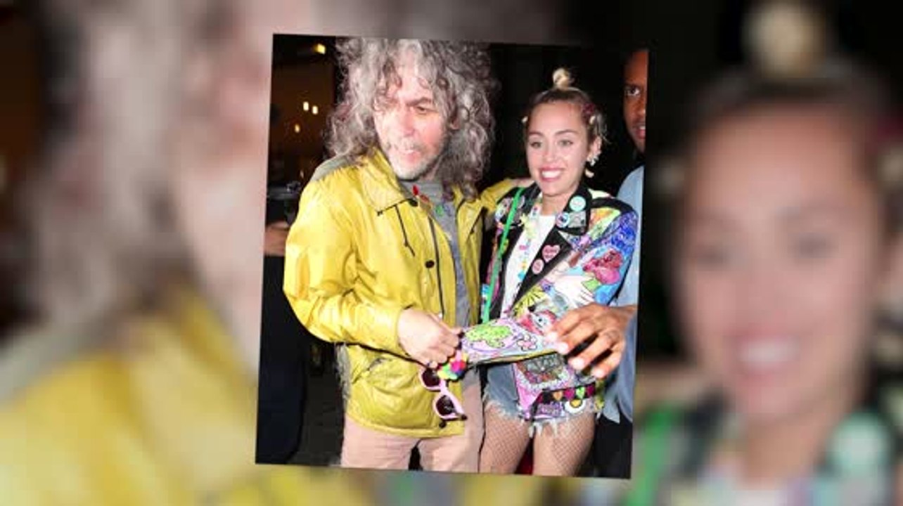Miley Cyrus sieht wie ein glücklicher Hippie aus, als sie das New York Soho House verlässt