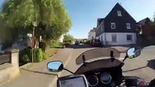 Un motard courageux poursuit un chauffard