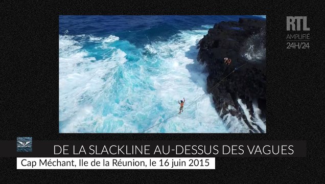Ils font de la slackline au-dessus des vagues de l'océan Indien