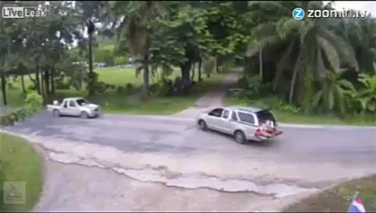 incroyablement des enfants parviennt à survivre de cet accident