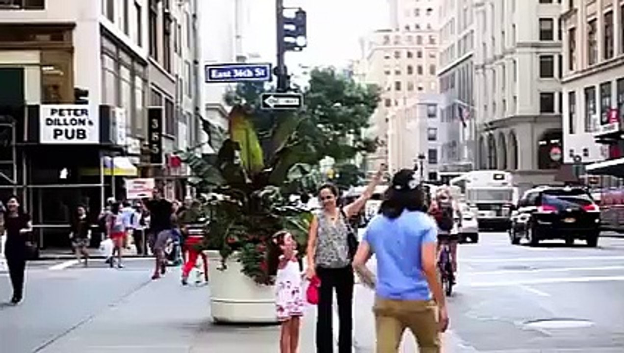 un newyorkais sème la joie à sa manière