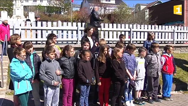 Dépôt de gerbes pour commémorer l'appel du général De Gaulle