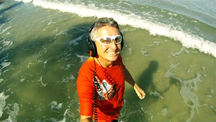 CAMINHADA NAS ONDAS E NOS MARES RICOS, VIDA, VIVA A VIDA, UBATUBA, SP, BRASIL, 17 DE JUNHO DE 2015, (8)