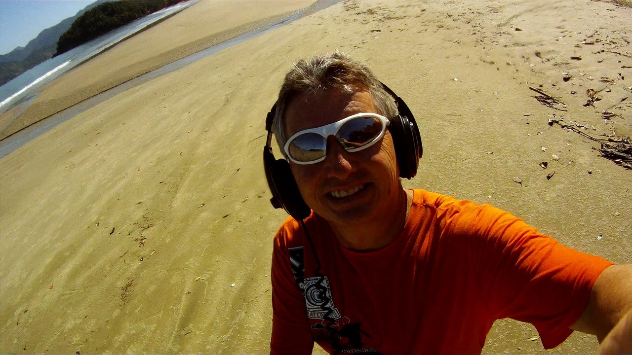 CAMINHADA NAS ONDAS E NOS MARES RICOS, VIDA, VIVA A VIDA, UBATUBA, SP, BRASIL, 17 DE JUNHO DE 2015, (11)
