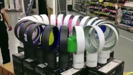 Great endless balloons tricks with Dyson Fans in circle