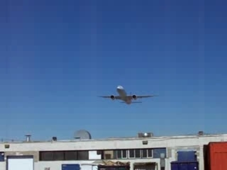 Flyby du premier 777-333ER de AirCanada.