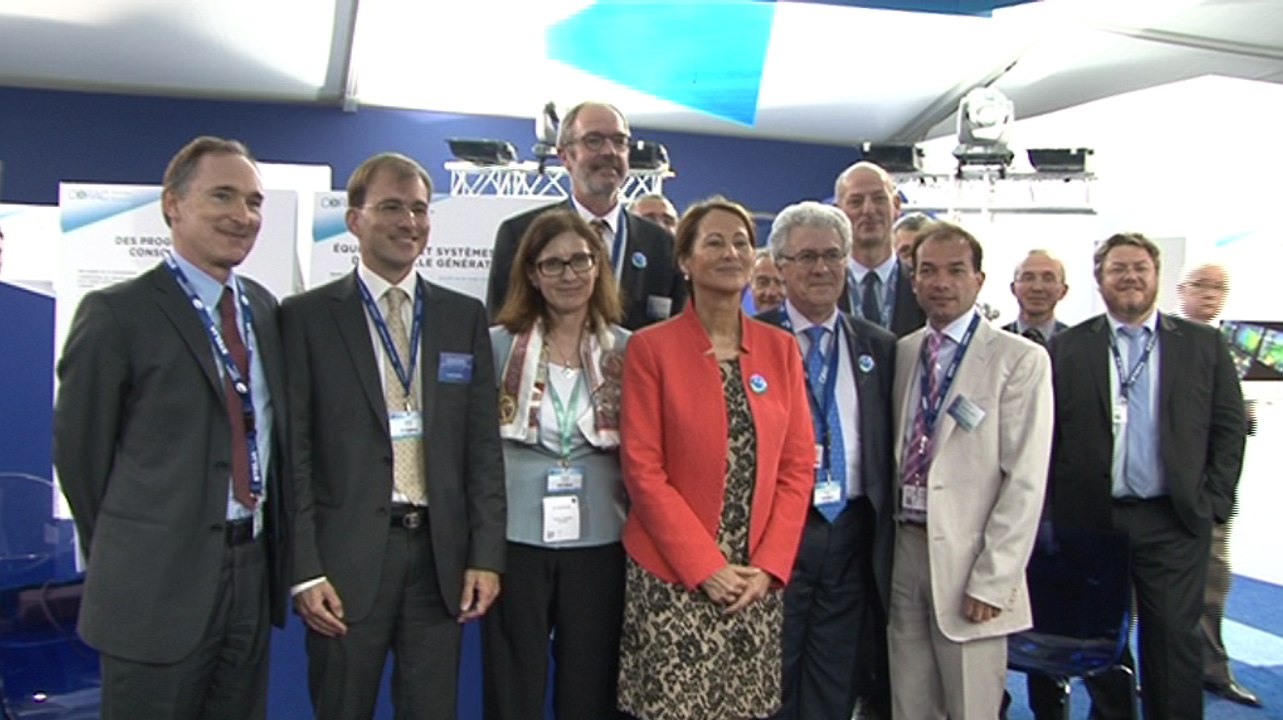 Ségolène Royal visite le pavillon Corac : innovations des constructeurs et des opérateurs aériens en faveur du climat
