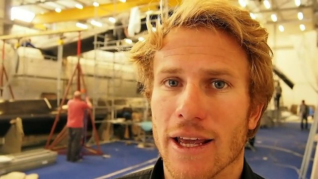 François Gabart sur le chantier de son Trimaran à Lorient