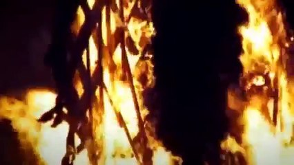 Latviešu Līgo dziesma / Latvian folk song & fire sculptures - Sijāju uguni