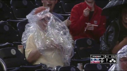 Ce fan de Baseball se retrouve coincé dans son Poncho