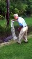 Un golfeur stupide s'attaque à un crocodile pour une balle perdue...