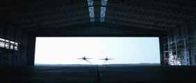 Ils pilotent leurs avions à travers un hangar !! Des malades !!