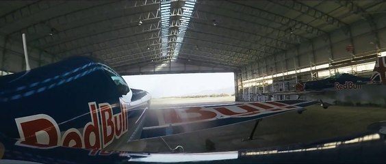 Скачать видео: Two pilots cheat death and fly planes through Hangar