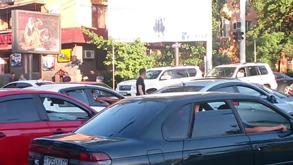 Russian guy regulates traffic in the middle of massive congestion