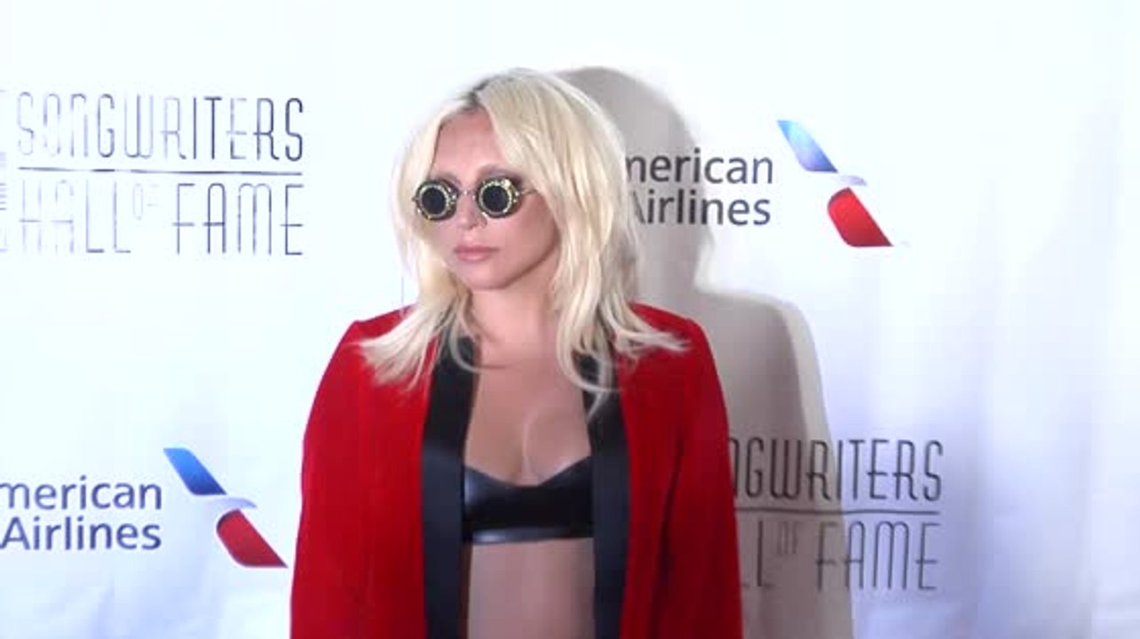 Die spärlich bekleidete Lady Gaga bei der Songwriters Hall Of Fame Zeremonie