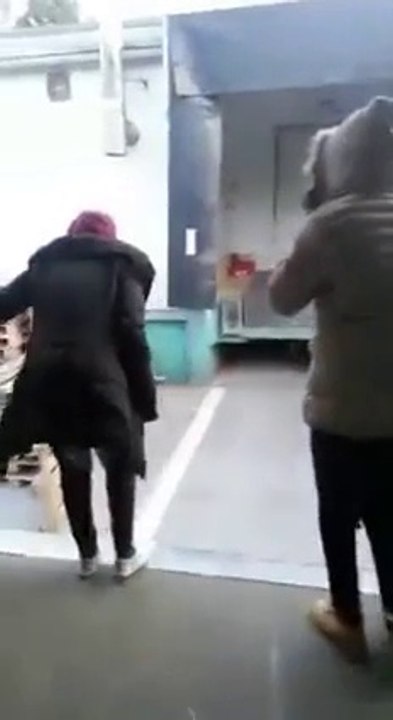 Mauvaise blague d'un routier à deux migrantes