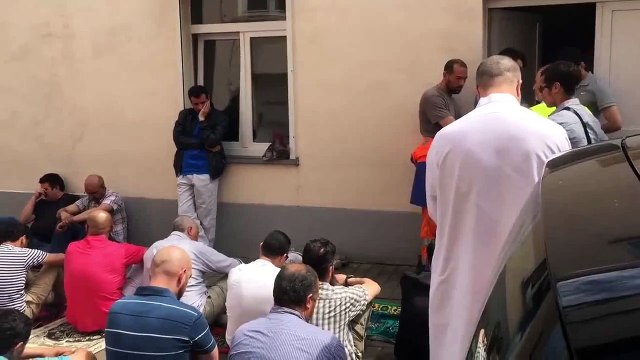 Des fidèles prient dans la rue à Berchem-Sainte-Agathe