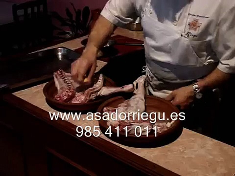 Como se hace en Asador Riegu el asado al horno de leña