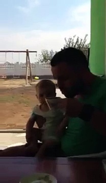 Beba tu kesh tu pi kafe (funny baby)