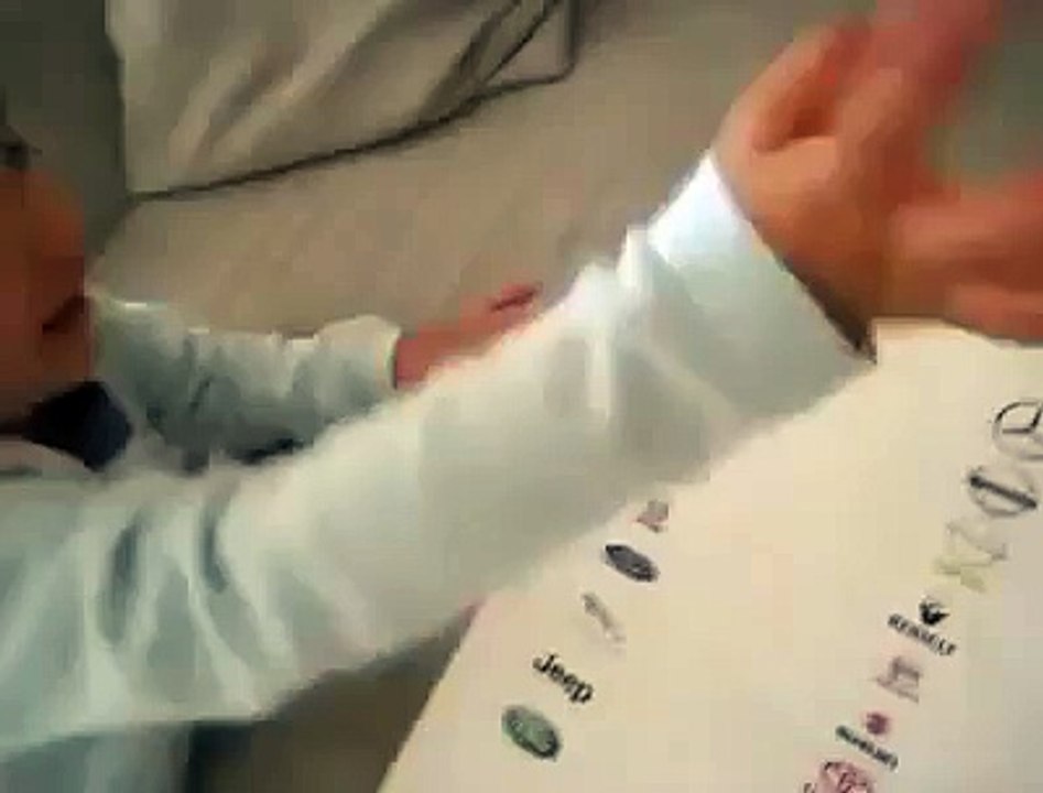Impressionnant ce bébé connait les marques de toutes les voitures