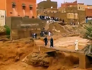 Intempéries dans des provinces au Maroc _ Les habitants traversent le Oued