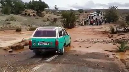 Intempéries dans des provinces au Maroc _ Un taxi traverse l'Oued