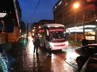 Selección peruana llegó a Temuco en medio de fuerte lluvia e intenso frío (VIDEO)