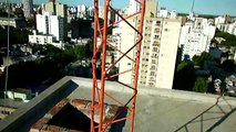 MONTAJE DE RADIO EN LA PLATA 70 METROS CON EL DIOS DE LAS TORRES DE COMUNICACION ALBERTO MARQUEZ