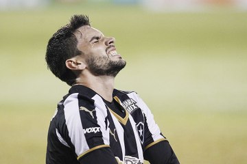 Chuva 'inibe' futebol do Bota, que fica só no empate com o Boa