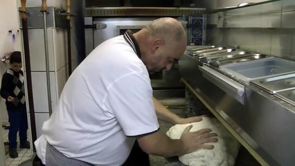 Pizzateig - Herstellung für original italienische Pizza - Dem Nachwuchs wird gezeigt, wie es geht.