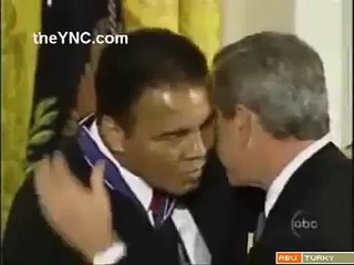 الملاكم محمدعلى كلاي يستهزئ  ببوش  Clay and Bush