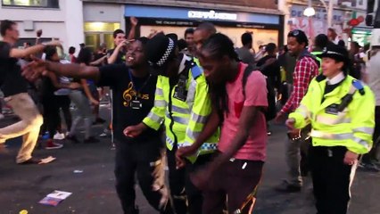 Notting Hill Carnival 2013 POLICE DANCING ! !