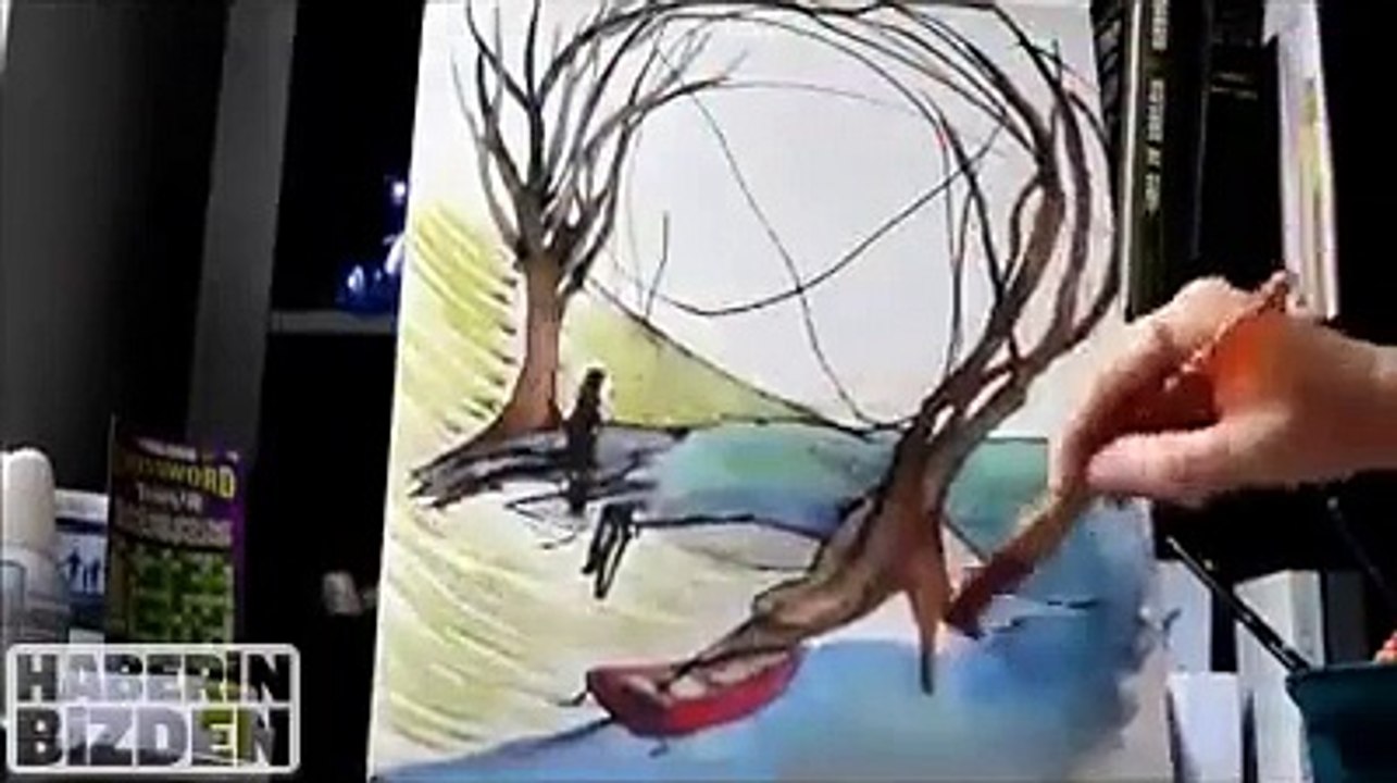 Mama poprawia szkic 2-letniej córki