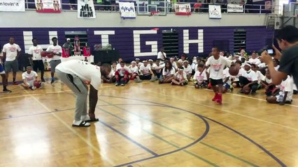 Après un petit pont, un gamin marque un panier face à DeMarcus Cousins