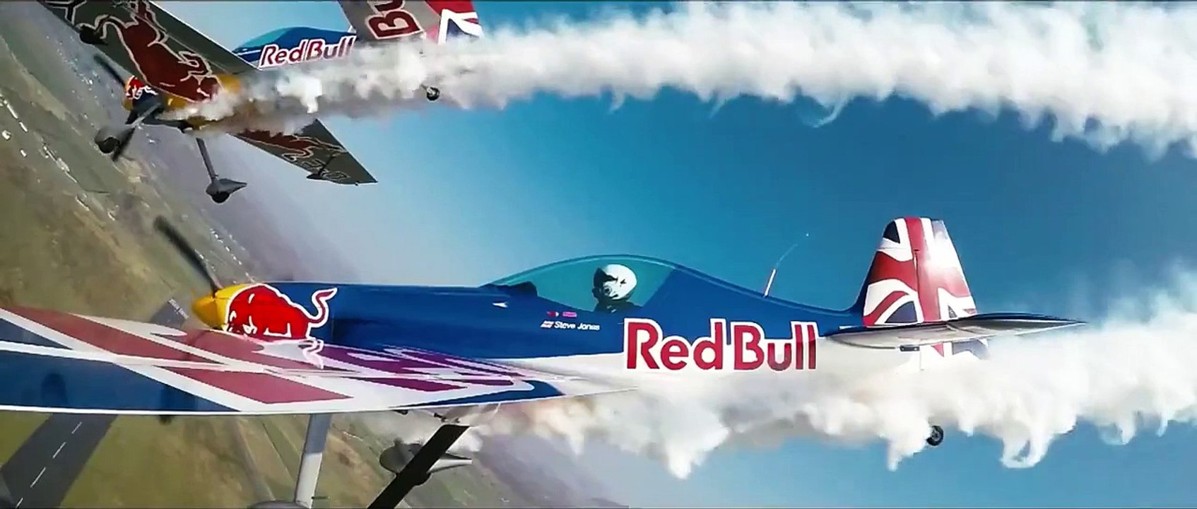 Red Bull Barnstorming: Ils volent en rase-mottes dans à hangar à 300 km/h !