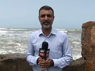 Why News Reporter Wet When He Was reporting On Karachi Beach.