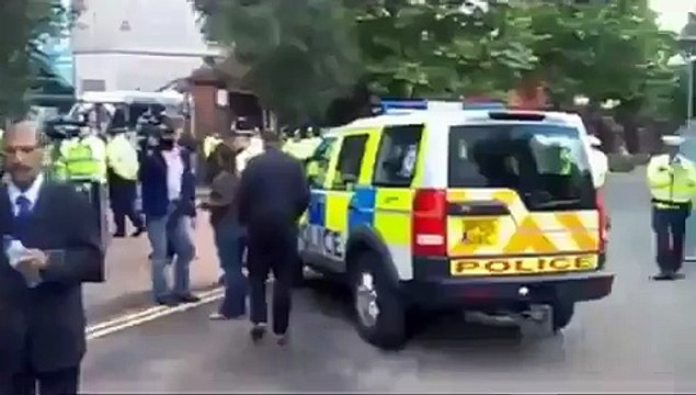 People Chanting Zardari Kutta in Front of Zardari In London