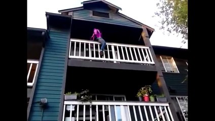 Elle tente de descendre du balcon