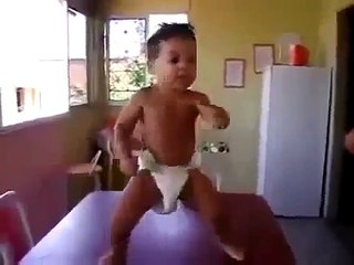 Un bébé qui danse la samba