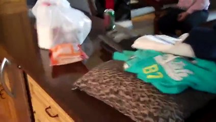 Un homme fait une surprise à sa femme et refais la cuisine. Elle trouve ça atroce