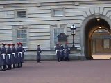 Changing the Guard - Cambio de Guardia - Buckingham Palace