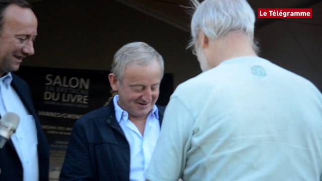 Vannes. Yann Queffélec reçoit le Collier de l'Hermine de son père, Henri