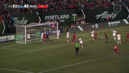 La gardienne Michelle Betos marque un but de la tête